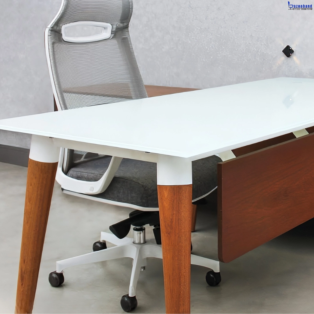 میز مدیریت مدرن با پایه های چوبی کد 1004